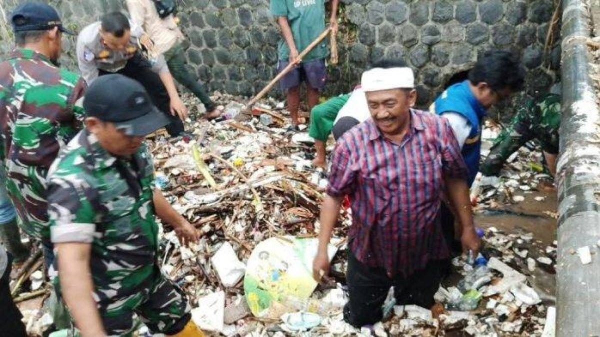 PROGRAM BUPATI SUKABUMI - Bupati Sukabumi, Asep Japar saat bersih bersih sampah di Sungai Cipalabuan, Asep Japar mengingatkan pentingnya menjaga kebersihan usai 2 pejabat DLH ditetapkan tersangka. Ia pun telah mengintruksikan seluruh jajaran pemerintahan dapat mengelola sampah dengan baik.
