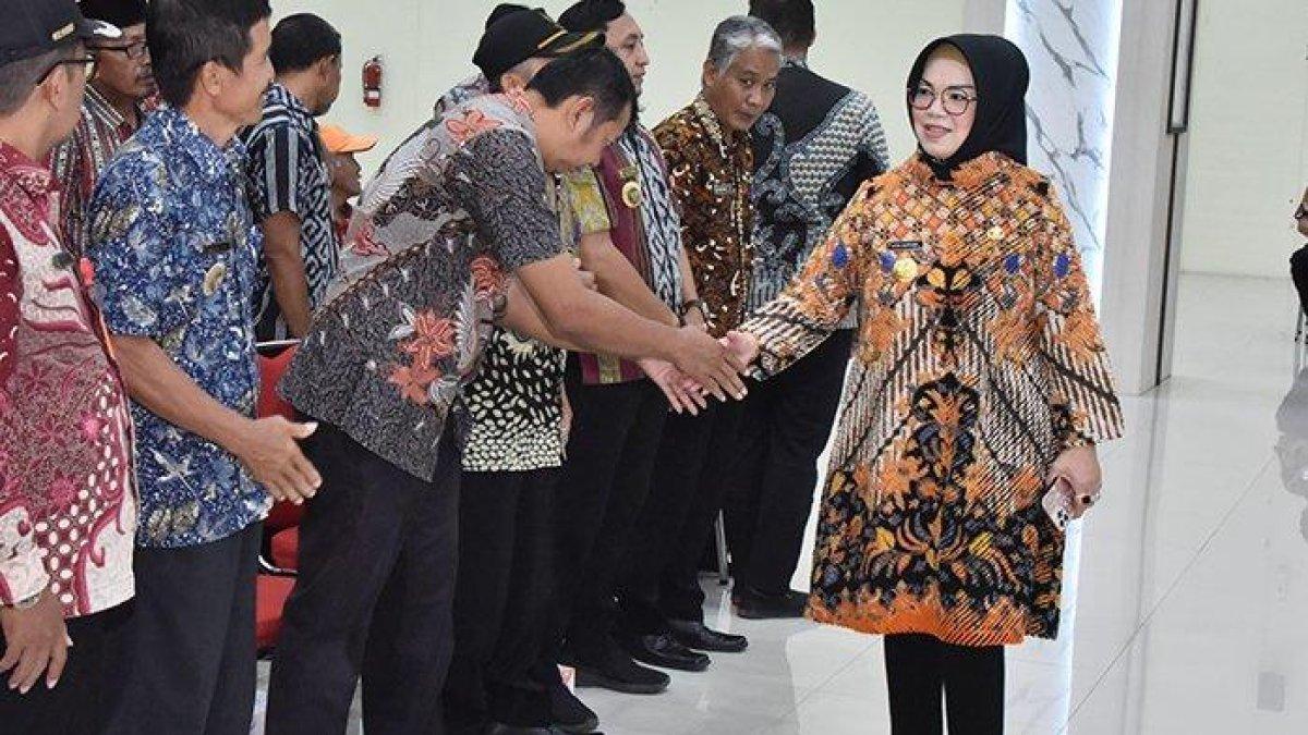 100 HARI KERJA - Bupati Sukoharjo, Etik Suryani, menghadiri Rapat di Gedung Menara Wijaya pada Kamis (13/3/2025). Ini membahas Pembentukan Koperasi Merah Putih di Desa.