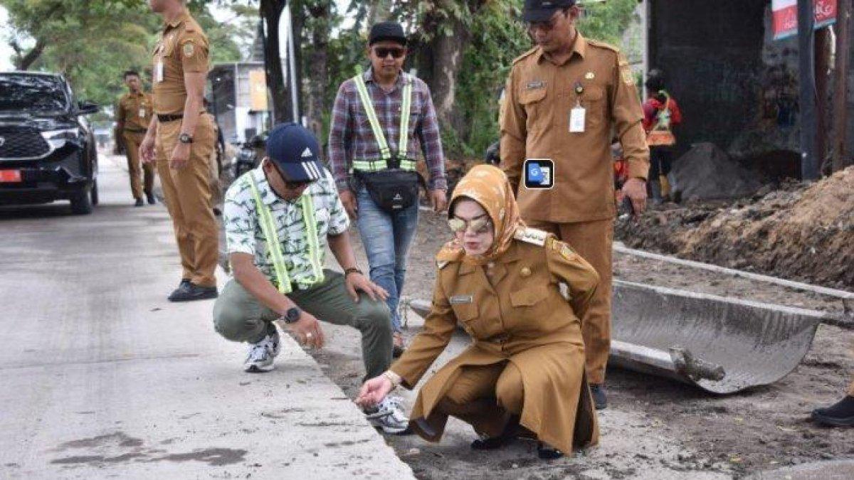 PROGRAM BUPATI SUKOHARJO - Bupati Sukoharjo, Etik Suryani kembali melakukan inspeksi mendadak (Sidak) di jalan Wirun-Palur Kecamatan Mojolaban, Kabupaten Sukoharjo pada Selasa (27/5/2025) kemarin.