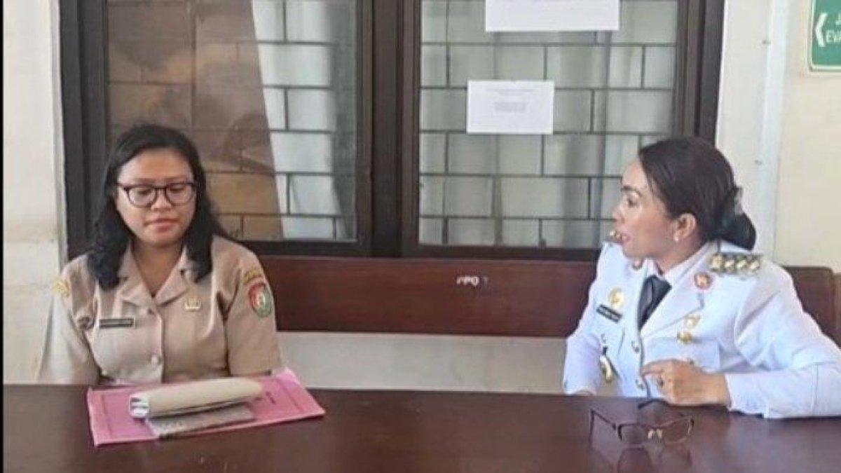 BUPATI RATU MARAH - Sebuah video yang memperlihatkan rasa kecewa dari seorang Bupati Sumba Barat Daya viral di media sosial. Bupati Sumba Barat Daya Ratu Ngadu Bonnu Wulla (kanan) sedang memarahi Keti (kiri) seorang staf di Dinas Pendidikan dan Kebudayaan Kabupaten Sumba Barat Daya. Berikut sosok dari Ratu Ngadu Bonnu Wulla.