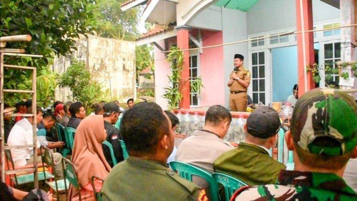 PROGRAM BUPATI SUMEDANG - Bupati Sumedang H. Dony Ahmad Munir berjumpa dengan masyarakat Kecamatan Ujungjaya, di Klinik Pertanian Ujungjaya, Senin (16/6/2025).