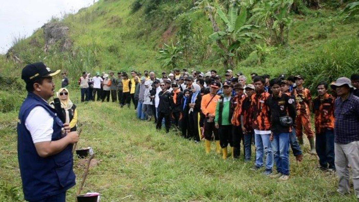 100 HARI KERJA - Bupati Sumedang, Dony Ahmad Munir, saat menghadiri kegiatan Gerakan Jumat Bersih dan Penanaman 1.000 Pohon, di Cimanggung,,Jumat (21/3/2025).