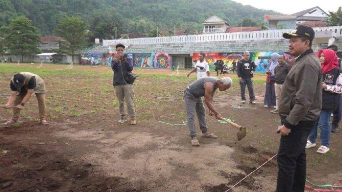100 HARI KERJA - Bupati Sumedang, Dony Ahmad Munir, meninjau penataan Lapangan Cigugur di Kompleks Olahraga Tadjimalela, Kotakulon, Sumedang, Sabtu (1/3/2025).