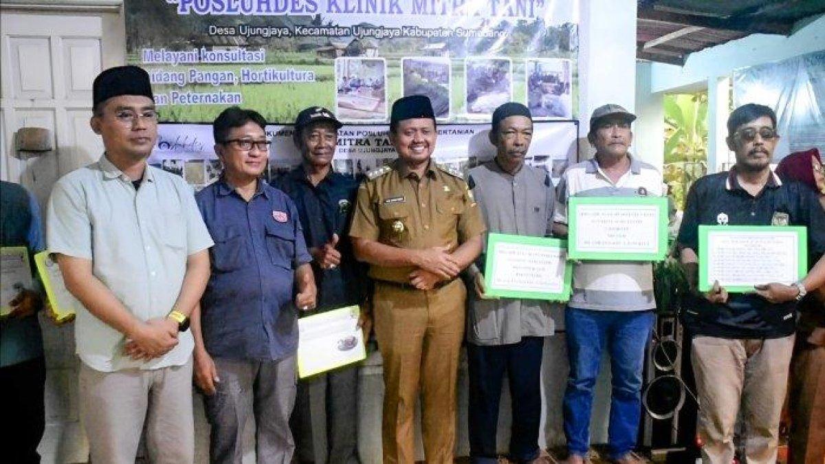 PROGRAM BUPATI SUMEDANG - Bupati Sumedang, Dony Ahmad Munir menyalurkan bantuan alat mesin pertanian (Alsintan) kepada para kelompok tani di Kecamatan Ujungjaya, Senin (16/6/2025).