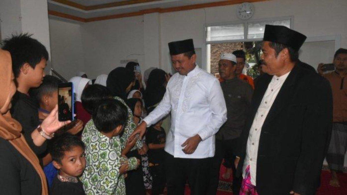 100 HARI KERJA - Bupati Sumedang, Dony Ahmad Munir saat Safari Ramadan, di Masjid Al-Akhlaqul Muhajirin, Desa Cipacing, Kecamatan Jatinangor, Senin (10/3/2025).