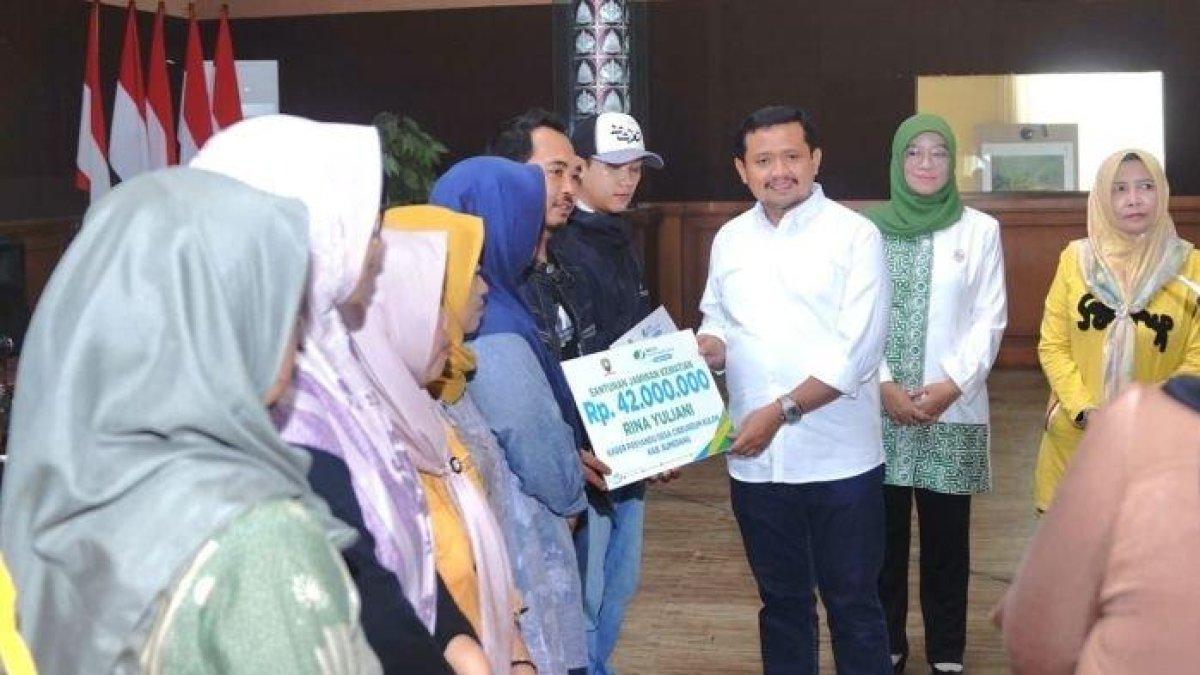 100 HARI KERJA - Bupati Sumedang, Dony Ahmad Munir, saat membagikan instentif