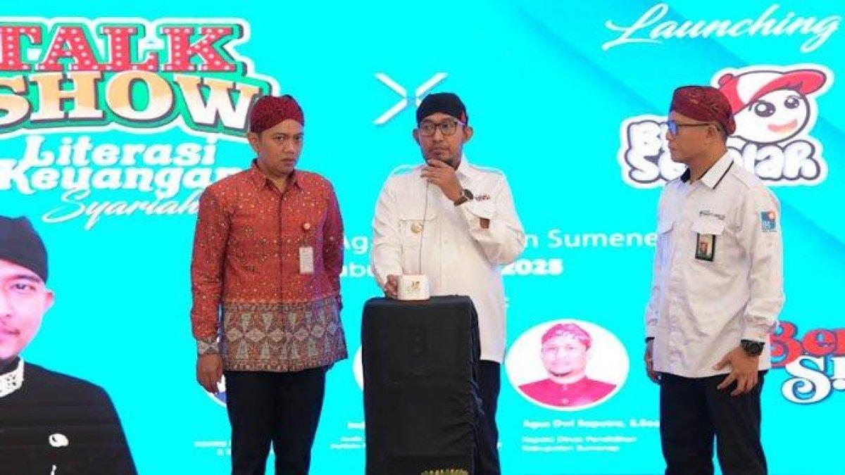 PROGRAM BUPATI SUMENEP - Bupati Sumenep Achmad Fauzi didampingi Direktur Utama BPRS Bhakti Sumekar Hairil Fajar saat meluncurkan program BBS Sekokah pada Rabu (23/4/2025).