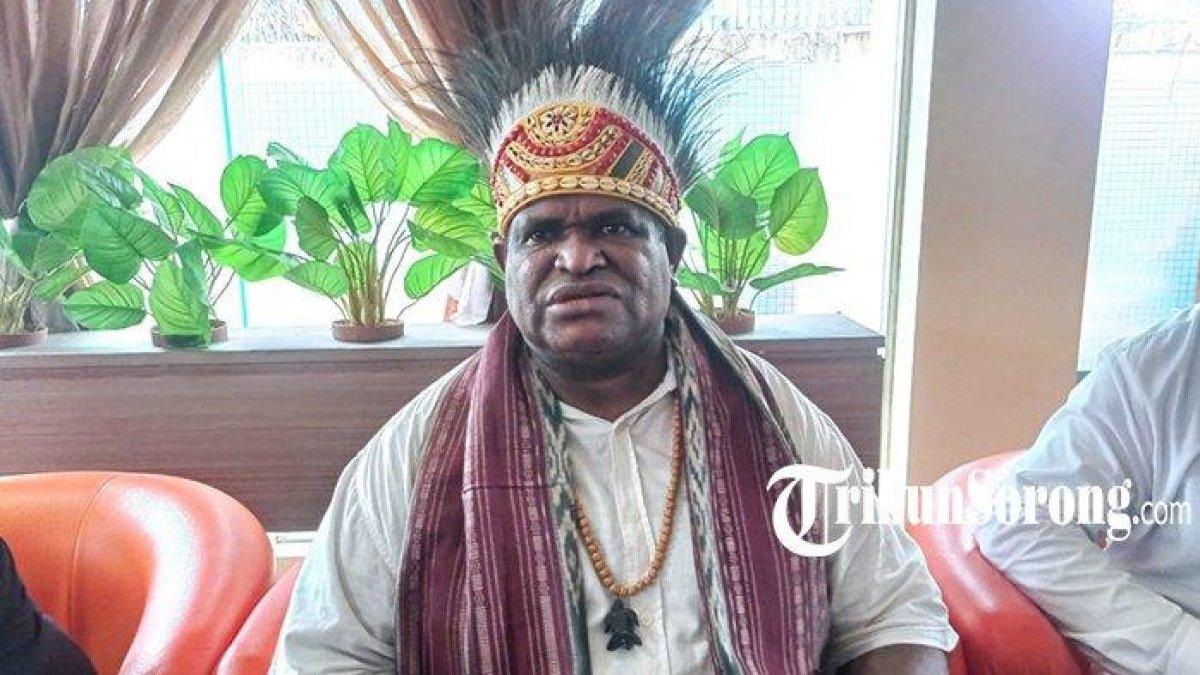 100 HARI KERJA - Bupati Tambrauw Yeskiel Yesnath menyampaikan program prioritas pemerintahannya dalam 100 hari kerja di Kota Sorong, Papua Barat Daya, Selasa (4/3/2025).