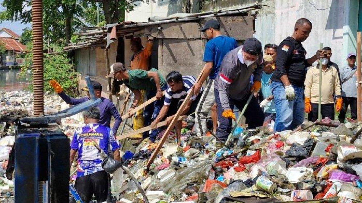 100 HARI KERJA - Bupati Tangerang, Moch. Maesyal Rasyid terjun langsung untuk membersihkan tumpukan sampah di Sungai Golden, Teluknaga, Minggu (6/4/2025). . Maesyal menegaskan persoalan sampah bukan hanya merupakan tanggung jawab pemerintah.