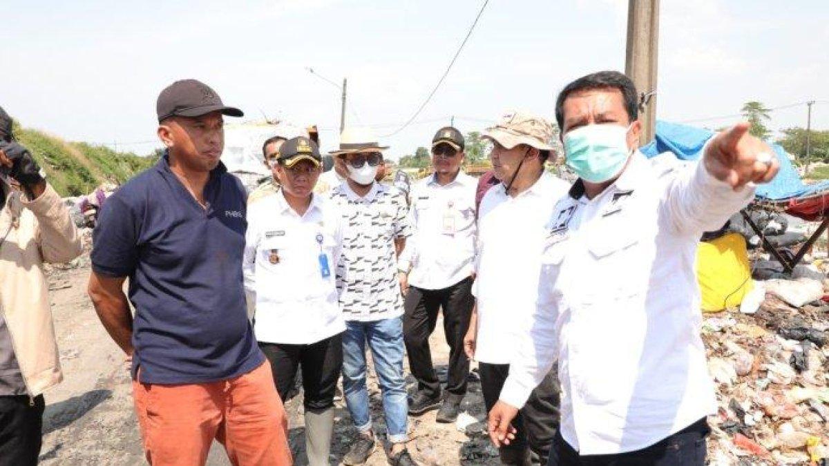 100 HARI KERJA - Bupati Tangerang, Moch. Maesyal Rasyid meninjau Tempat Pembuangan Akhir (TPA) Jatiwaringin, Senin (7/4/2025). Peninjauan itu dilakukan Maesyal Rasyid, untuk melihat lebih dekat kondisi pengelolaan sampah di wilayah tersebut.
