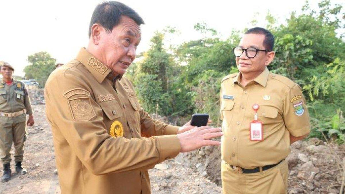 PROGRAM BUPATI TANGERANG - Pemerintah Kabupaten Tangerang, Banten melakukan percepatan pembangunan infrastruktur dengan cara preservasi jalan sepanjang 19,49 kilometer di 29 kecamatan. Bupati Tangerang Moch. Maesyal Rasyid menyampaikan preservasi meliputi perbaikan, pelebaran badan jalan, pembangunan drainase dan jembatan merupakan realisasi dari program yang digulirkan pemerintahannya.