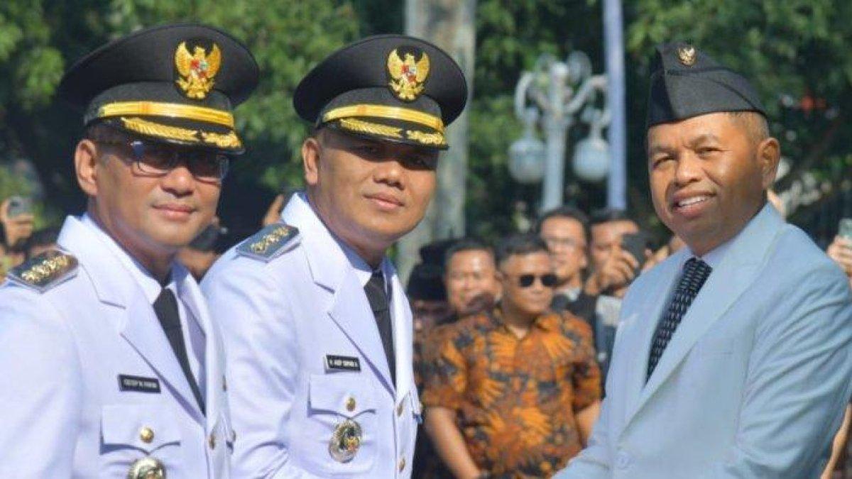 PROFIL BUPATI TASIKMALAYA - Gubernur Jabar, Dedi Mulyadi, melantik Bupati-Wakil Bupati Tasikmalaya, Cecep Nurul Yakin-Asep Sopari Al-Ayubi, di Gedung Pakuan, Kota Bandung, Rabu (4/6/2025).