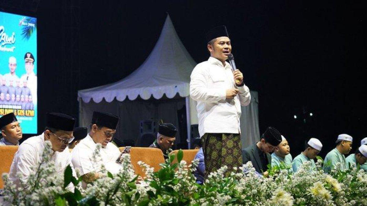 100 HARI KERJA - Bupati Tegal Ischak Maulana Rohman, saat menghadiri acara Slawi Bersholawat sebagai puncak tasyakuran pelantikan Bupati dan Wakil Bupati Tegal periode 2025-2030, berlokasi di lapangan Pemda Kabupaten Tegal, Selasa (4/3/2025). Pada kesempatan itu, Ischak mengajak seluruh elemen masyarakat bersatu untuk mewujudkan visi pembangunan menuju Kabupaten Tegal maju dan tangguh dengan tagline Tegal Luwih ApiK.