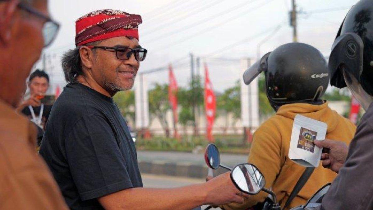 100 HARI KERJA - Bupati Temanggung, Agus Gondrong, ikut terjun langsung bagi-bagi ribuan paket tembakau dan kopi dalam rangkaian acara “Sedekah Kopi dan Lembutan Temanggung” yang digelar di seputaran Rest Area Weleri, Kabupaten Kendal, tepatnya depan Kompleks Terminal Baurekso, Rabu (26/3/2025) sore. Agus Gondrong menyatakan, BUMD yang tak menghasilkan keuntungan bahkan terus nombok, sebaiknya ditutup saja.
