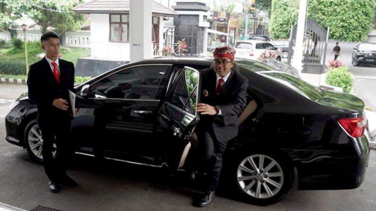 100 HARI KERJA - Bupati Temanggung, Agus Setyawan (Agus Gondrong), tolak mobil dinas baru, Senin (3/3/2025). Ia lebih memilih gunakan mobil dinas bekas lansiran tahun 2013, yang sebelumnya digunakan saat era Bupati Bambang Sukarno.
