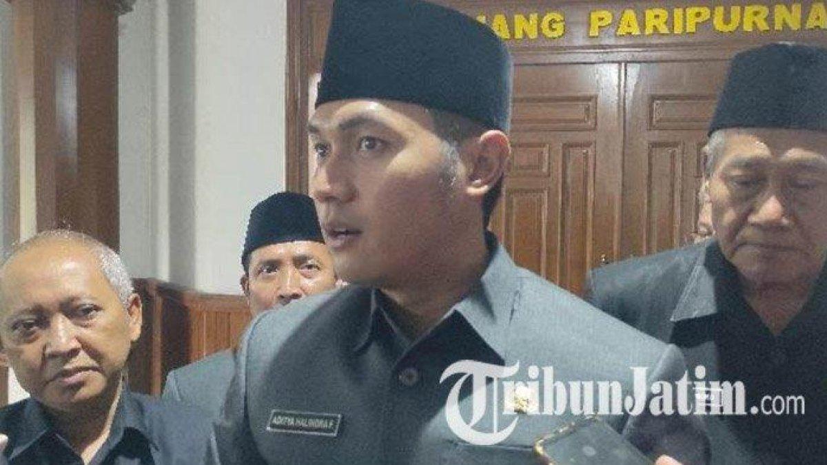 PROGRAM BUPATI TUBAN - Bupati Tuban, Aditya Halindra Faridzky punya cara tersendiri untuk membina siswa nakal di Kabupaten Tuban, Jawa Timur, Kamis (8/5/2025). Menurut Lindra, sapaan Aditya Halindra Faridzky, membimbing anak nakal, bisa dengan pendekatan para alim ulama, tokoh masyarakat atau pondok pesantren.