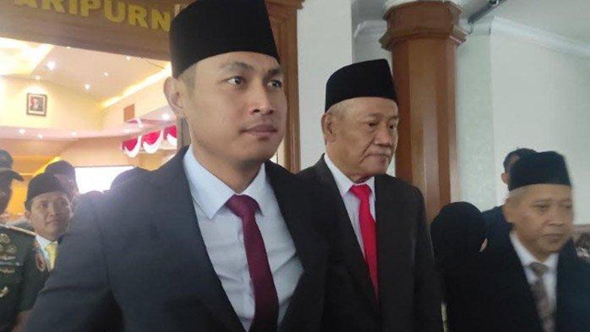 100 HARI KERJA - Bupati Tuban, Aditya Halindra Faridzky tidak menargetkan pencapaian spesifik lewat 100 hari pertama setelah dilantik, Rabu (5/3/2025). Bersama Wabup Tuban, Joko Sarwono, Lindra akan fokus melanjutkan program-program yang belum tuntas dari periode sebelumnya.
