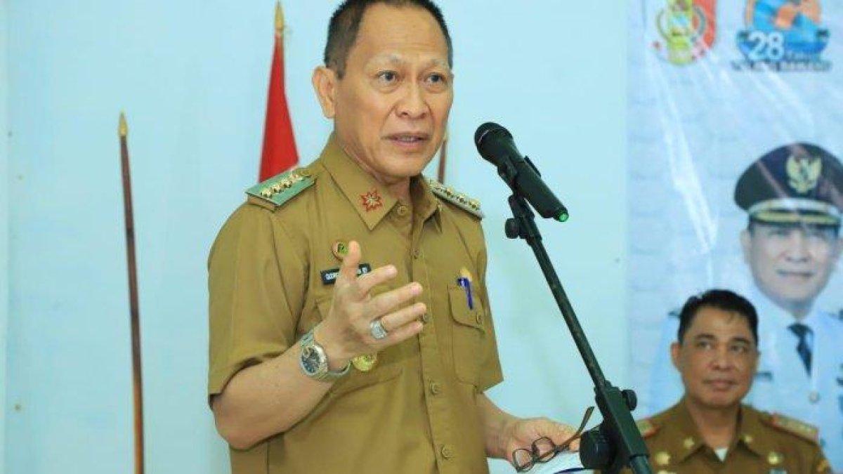 PASAR MURAH - Bupati Tulangbawang Qudrotul Ikhwan saat menyampaikan sambutannya di kegiatan pasar murah, Selasa (25/03/2025).