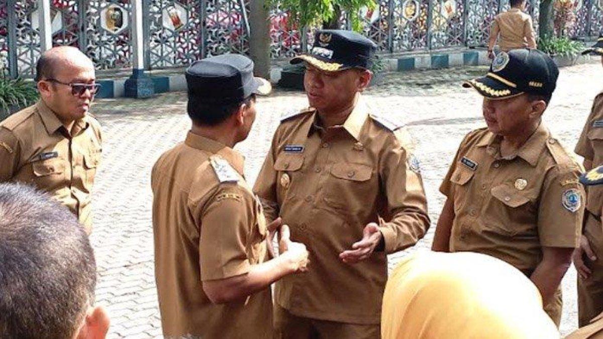 100 HARI KERJA - Bupati Tulungagung, Gatut Sunu Wibowo (bertopi, tengah) berdiskusi bersama Wakil Bupati Tulungagung, Ahmad Baharudin dan Sekda Tri Hariadi setelah apel akbar ASN pertama setelah pelantikan, Senin (3/3/2025) pagi. Bupati menekankan peningkatan Pendapatan Asli Daerah (PAD) dari sektor parkir.