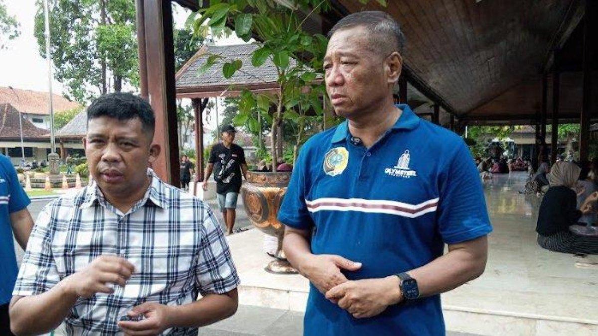 PROGRAM BUPATI TULUNGAGUNG - Bupati Tulungagung, Gatut Sunu (kanan) saat diwawancarai media. Dia mengatakan, tahun ini Pemkab Tulungagung menganggarkan perbaikan jalan dan jembatan rusak di 40 titik dengan anggaran Rp 80 miliar.