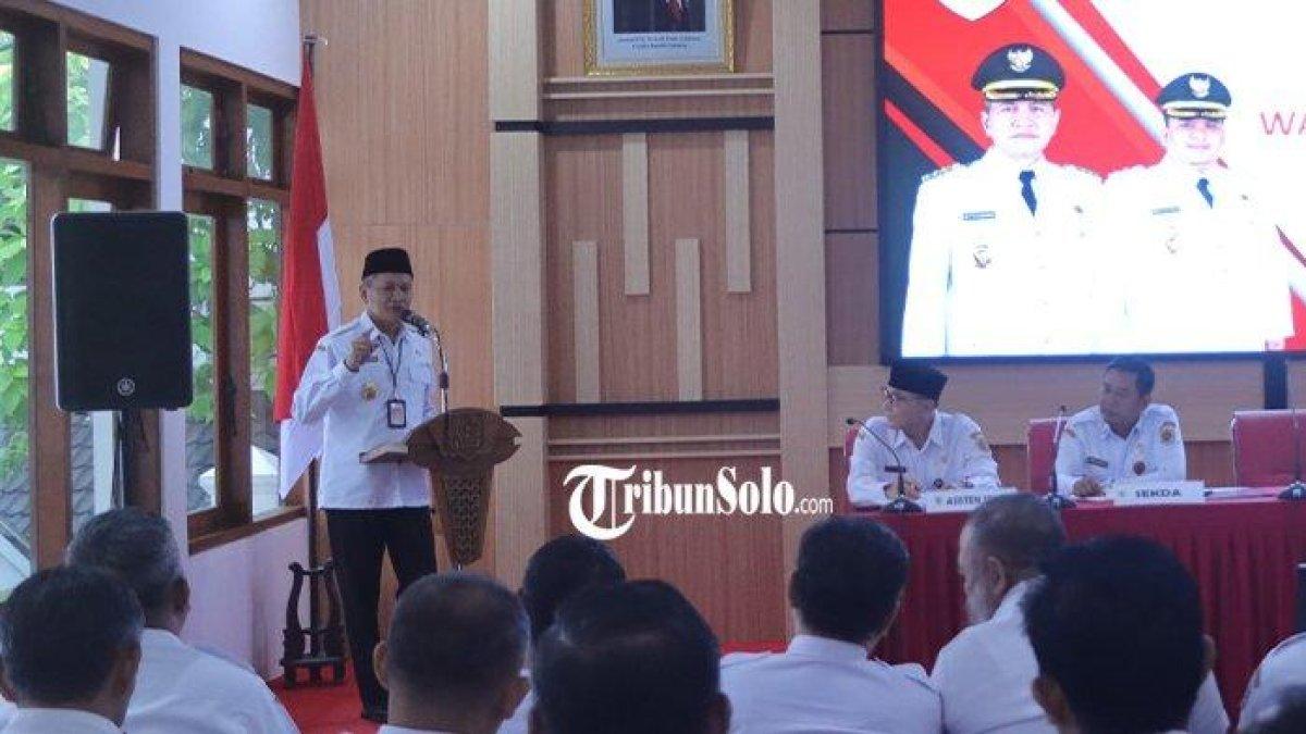 ARAHAN PERDANA SETYO - Bupati Wonogiri, Setyo Sukarno saat memberikan pengarahan ke jajarannya, Rabu (5/3/2025). Arahan perdana dari Bupati Wonogiri menekankan pada pelaksanaan tugas pelayanan ke masyarakat jangan sampai berkurang meski terjadi efisiensi anggaran, termasuk refocusing dan pemotongan perjalanan dinas.