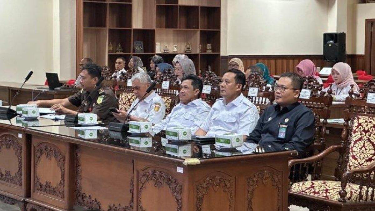 PROGRAM BUPATI WONOSOBO - Bupati Wonosobo Afif Nurhidayat hadir dalam verifikasi lapangan hybrid KLA dari Kementerian Pemberdayaan Perempuan dan Perlindungan Anak (PPPA) di Ruang Mangunkusuma pada Rabu (11/6/2025). Bupati tegaskan Pekan Wonosobo komitmen dalam pemenuhan dan perlindungan hak-hak anak.