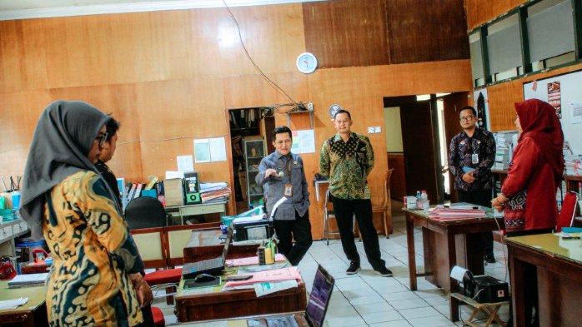 100 HARI KERJA - Bupati Wonosobo Afif Nurhidayat dan Wakil Bupati Wonosobo Amir Husein melakukan monitoring ke kantor Setda Kabupaten Wonosobo, Selasa (4/3/2025). Keduanya ingin memastikan ASN dapat bekerja dengan baik dan disiplin untuk melayani masyarakat.