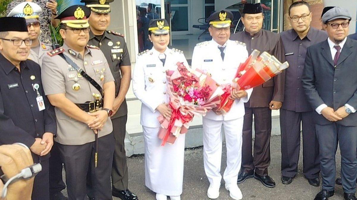 SERTIJAB BUPATI - Bupati dan Wabup Brebes Paramitha Widya Kusuma dan Wurja berfoto bersama Forkompimda di Exit Tol Brebes, Jateng, Kamis (20/2/2025).