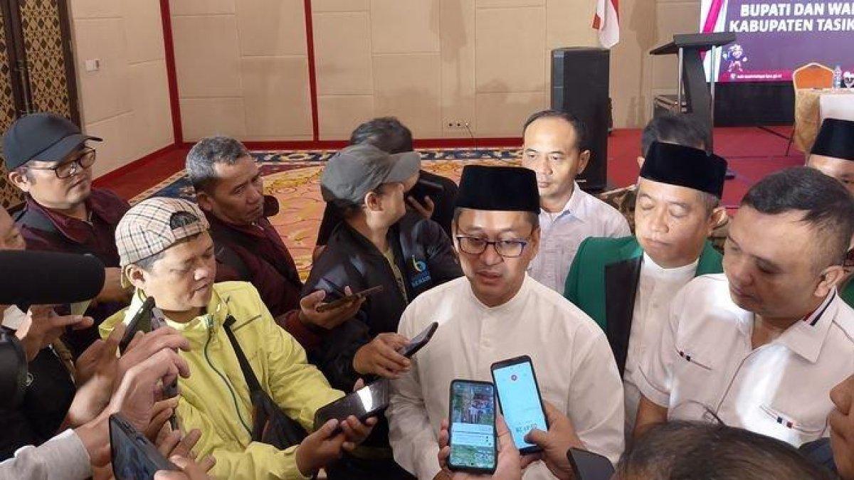 100 HARI KERJA - Bupati dan Wabup Tasikmalaya terpilih Cecep dan Asep ketika ditemui di Alhambra Hotel & Convention, BW Signature Collection, Rabu (28/5/2025). Cecep memberikan keterangan seputar aturan jam kerja ASN hingga program prioritas.