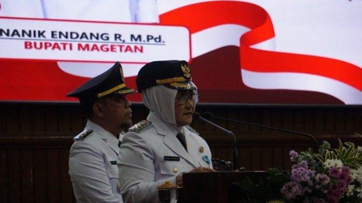 100 HARI KERJA - Bupati dan Wakil Bupati Magetan, Nanik Endang Rusminiarti-Suyatni Priasmoro, menghadiri acara Serah Terima Jabatan di Gedung Paripurna DPRD Magetan, Senin malam ( 26/5/2025).