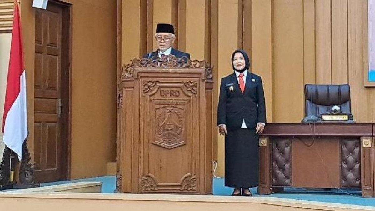 100 HARI KERJA - Bupati dan Wakil Bupati Malang, Sanusi-Lathifah memberikan pidato dalam rapat paripurna di Kantor DPRD Kabupaten Malang, Senin (3/3/2025). Sanusi menyebutkan hasil efisiensi anggaran digunakan untuk sektor pendidikan, kesehatan, dan infrastruktur.