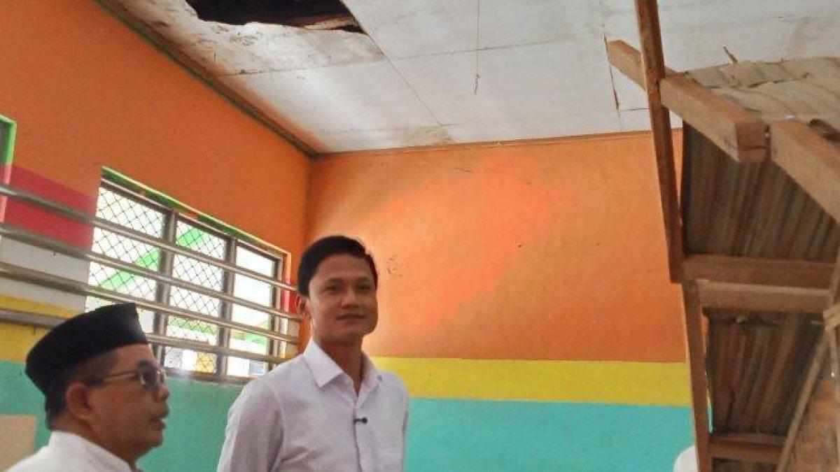PROGRAM BUPATI PANDEGLANG - Bupati dan Wakil Bupati Pandeglang, Dewi-Iing saat ini tengah fokus terhadap peningkatan sarana prasarana pendidikan di Pandeglang di 100 hari kerja. Potret Wakil Bupati Pandeglang, Iing Andri Supriadi meninjau sebanyak 7 titik gedung sekolah dalam kondisi rusak di Pandeglang, Selasa (13/5/2025).