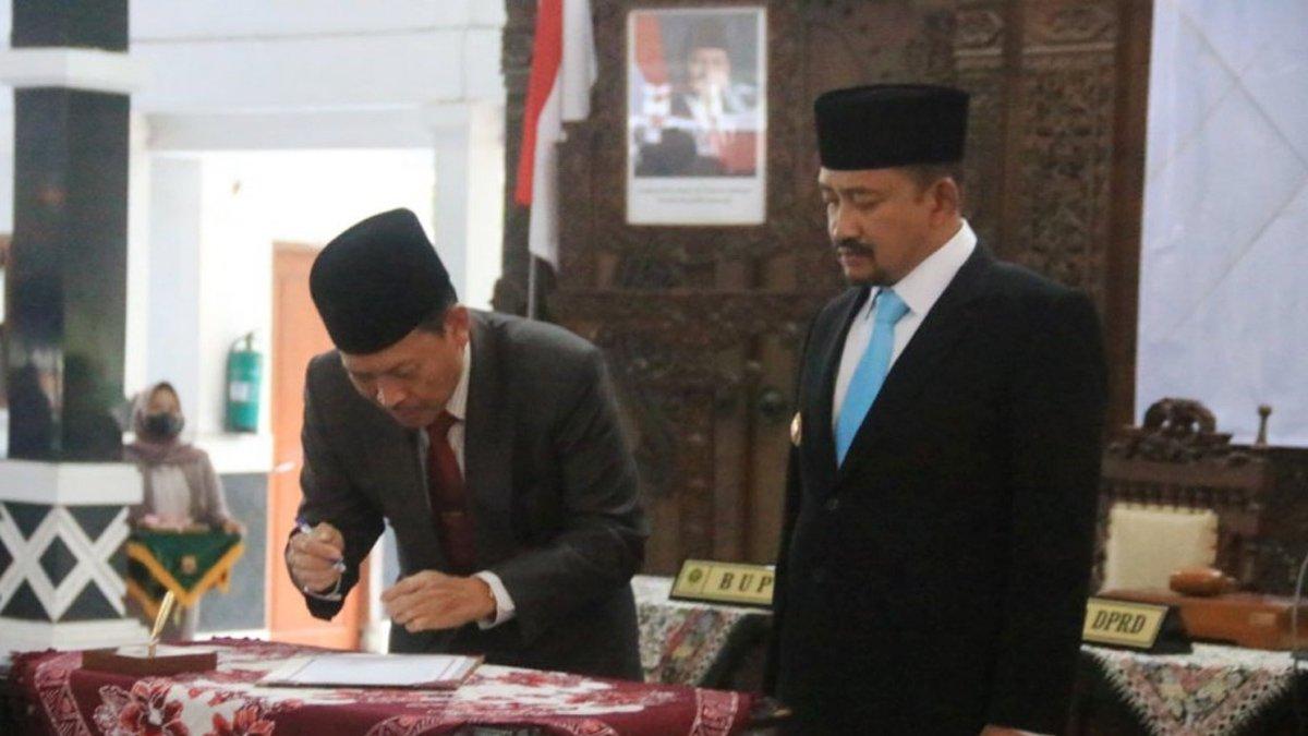 SERTIJAB - Bupati dan Wakil Bupati Pemalang, Anom Widiyantoro dan Nurkholes saat Serah Terima Jabatan (Sertijab) Bupati Pemalang dan Rapat Paripurna DPRD dalam rangka Pidato Sambutan Bupati Pemalang Masa Jabatan Tahun 2025–2030, Senin (3/3/2025).
