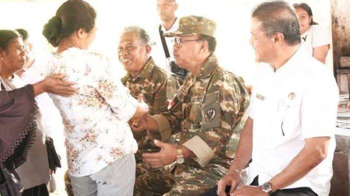 100 HARI KERJA - Bupati dan Wakil Bupati Sumba Barat,  Yohanis Dade, S.H dan Timotius Tede Ragga, S.Sos meninjau Pasar Weekarou, Sumba Barat, Rabu (5/3/2025).