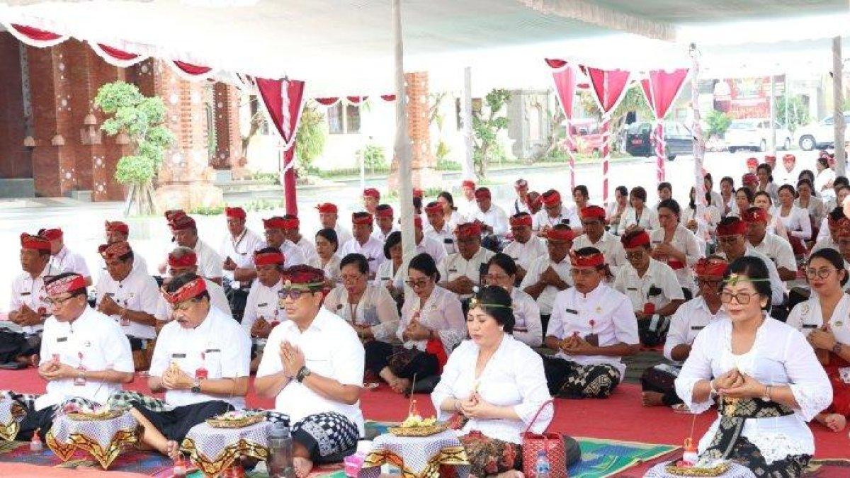 100 HARI KERJA - Bupati dan Wakil Bupati Tabanan saat melaksanakan prosesi mejaya-jaya pada Jumat (14/3/2025).