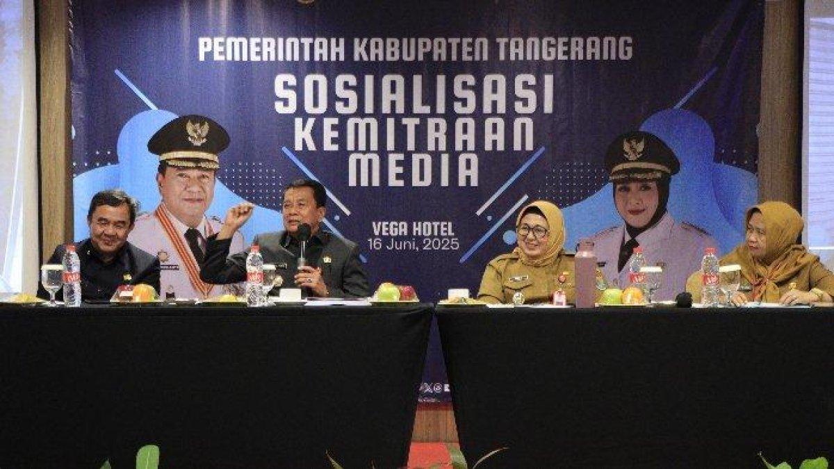 PROGRAM BUPATI TANGERANG - Bupati dan Wakil Bupati Tangerang, Maesyal Rasyid dan Intan Nurul Hikmah memberikan keterangan media saat Sosialisasi Kemitraan Media di Vega Hotel, Senin (16/6/2025) lalu.
