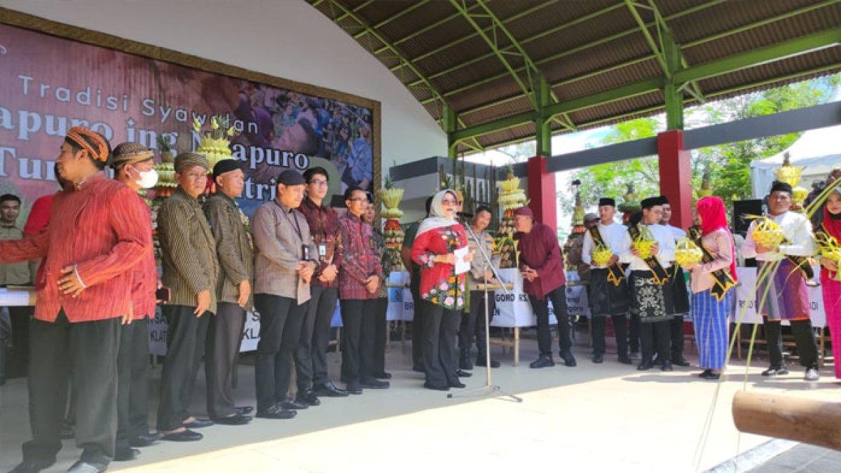 Bupati klaten Sri Mulyani memberi sambutan saat Tradisi Syawalan