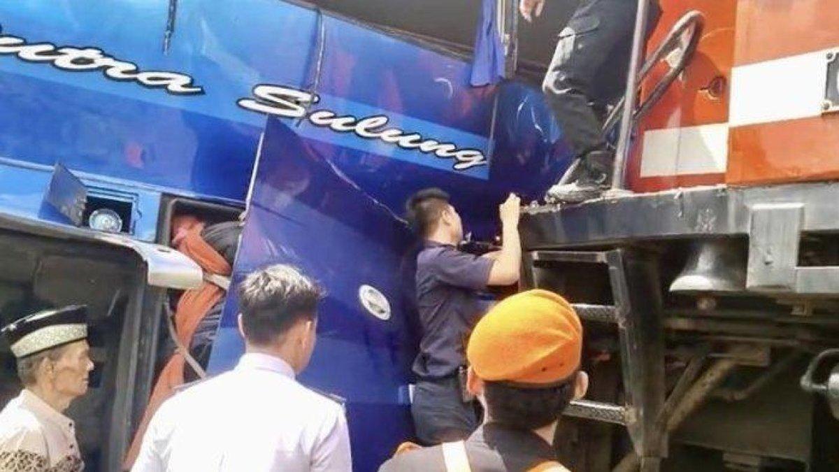 Bus Putra Sulung tertabrak kereta api di Martapura, OKUT, Sumsel. Kes