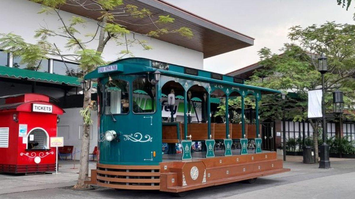 WISATA BANDUNG: Bus Trem yang merupakan fasilitas bus di Kiara Artha Park