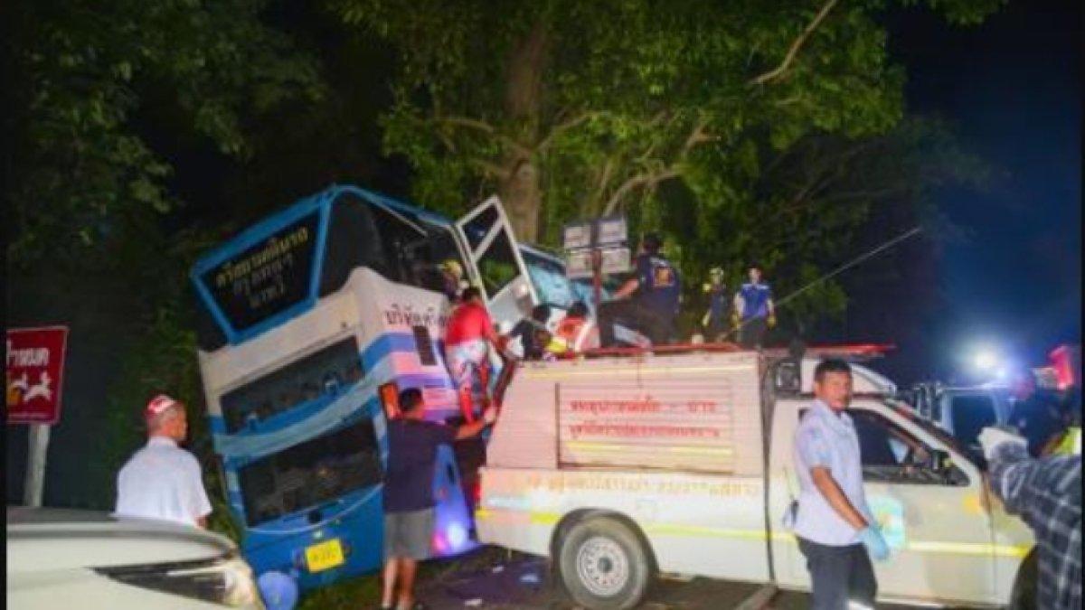 Bus tersebut kecelakaan dengan keluar jalur dan menabrak pohon