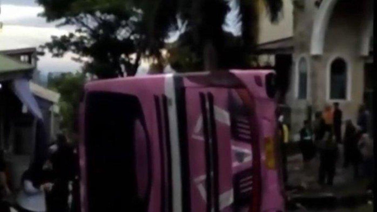 Bus yang mengangkut rombongan mahasiswa