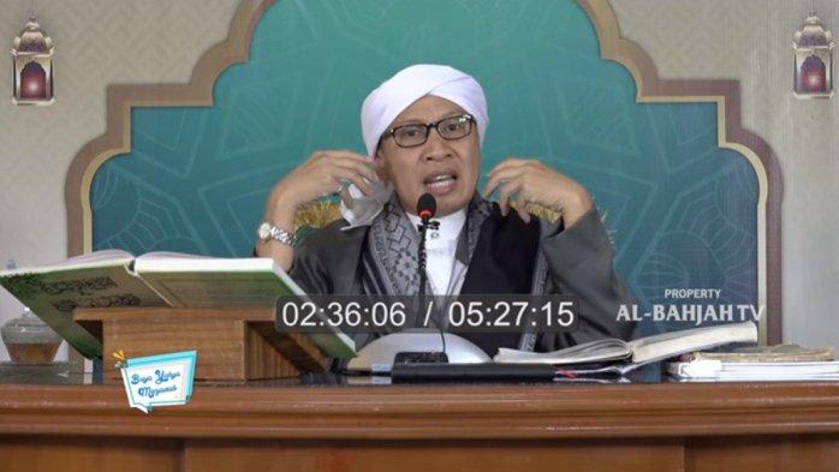 Buya Yahya saat memberikan ceramah agama