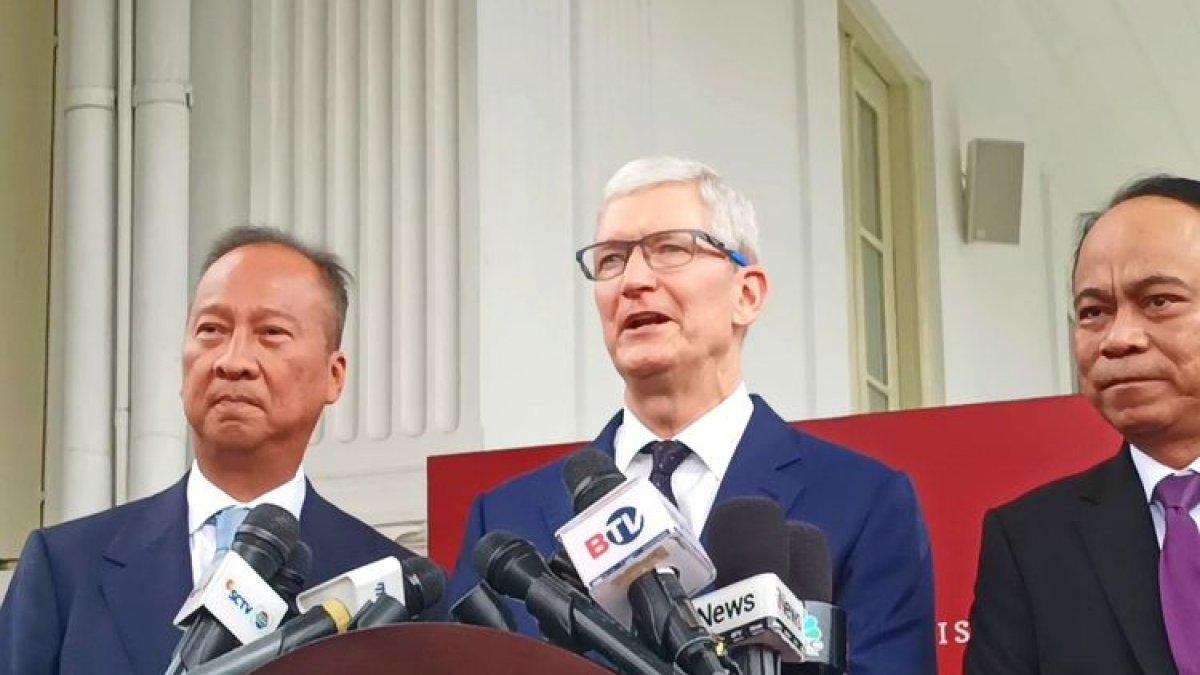 CEO Apple Tim Cook memberikan keterangan pers