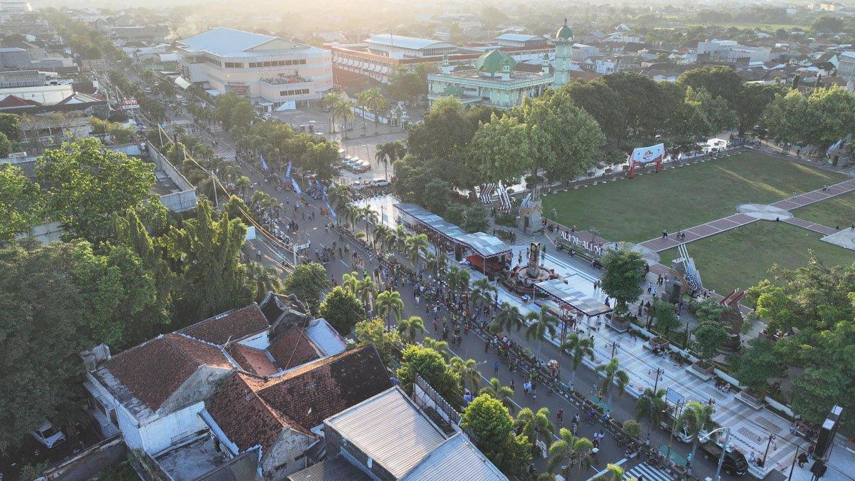 CFD KLATEN - Ribuan warga memadati Jalan Pemuda, Klaten, Minggu pagi (8/6/2025), dalam pelaksanaan perdana Car Free Day (CFD).