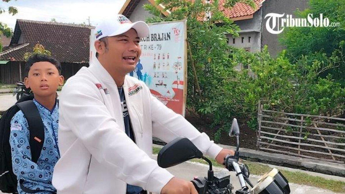 Cabup Boyolali Agus Irawan mengantar anaknya sekolah menggunakan sepeda motor RX King, Kamis (28/11/2024).
