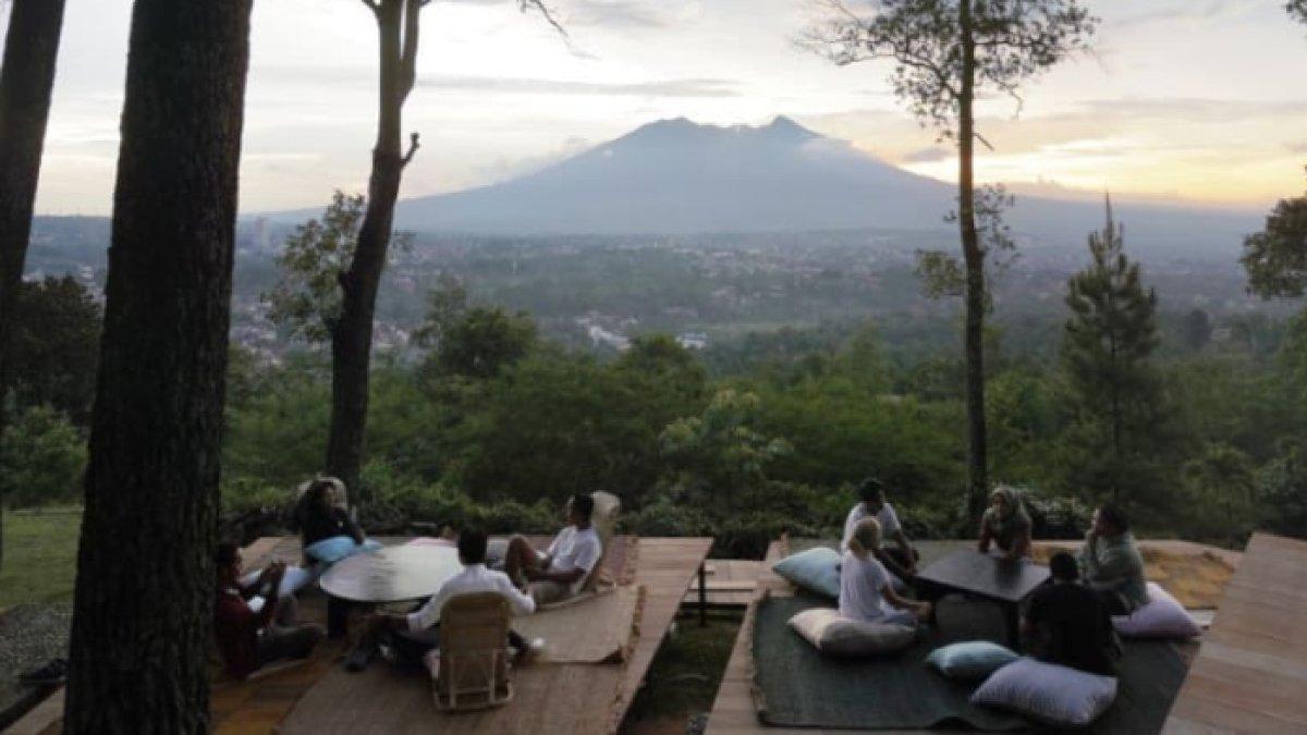 WISATA KULINER - Potret Cafe Pasir Angin Pas diambil dari Instagram pada Jumat (14/3/2025). Cafe Pasir Angin Pas berada di Kecamatan Megamendung, Kabupaten Bogor.