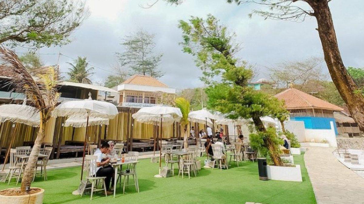WISATA MENARIK - Potret Cafe de Slili disadur dari Kompas.com pada Jumat (30/5/2025). Cafe de Slili terletak di dekat Pantai Slili, Gunungkidul, Yogyakarta.