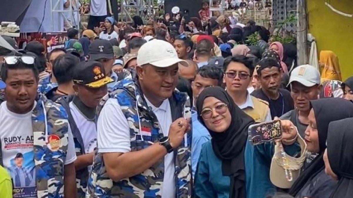 BUPATI BOGOR - Bupati Bogor Rudy Susmanto menghadiri kampanye akbar di Setu Sela, Desa Pasir Jambu, Kecamatan Sukaraja, Kabupaten Bogor, Sabtu (23/11/2024).