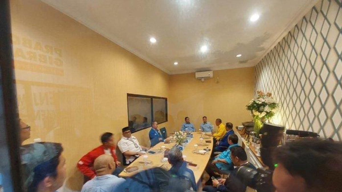 Calon Presiden Prabowo Subianto dan Calon Wakil Presiden Gibran Rakabuming Raka bersama elite KIM berkumpul di Rumah Indonesia Maju jelang pengundian nomor urut di KPU.