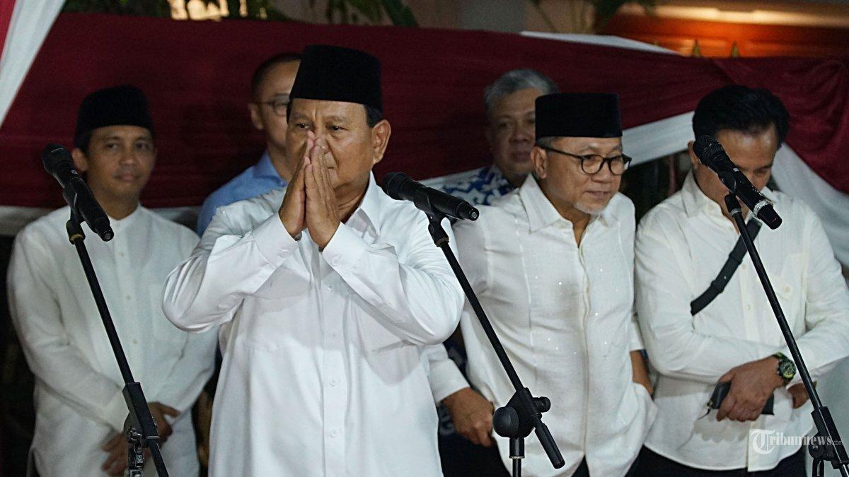 Calon Presiden terpilih Prabowo Subianto memberikan pidato kemenangan di kediamannya di kawasan Kertanegara, Jakarta Selatan, Rabu (20/3/2024). Prabowo didampingi ketua partai pengusung menyampaikan pidato kemenangannya di hadapan awak media seusai KPU mengumumkan hasil perolehan rekapitulasi suara pemilu 2024.